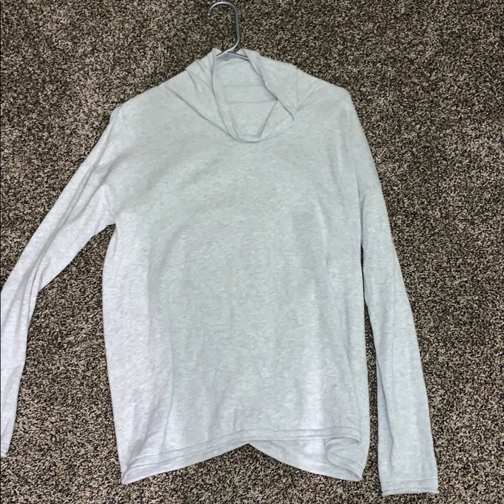 Vineyard vine sweater.